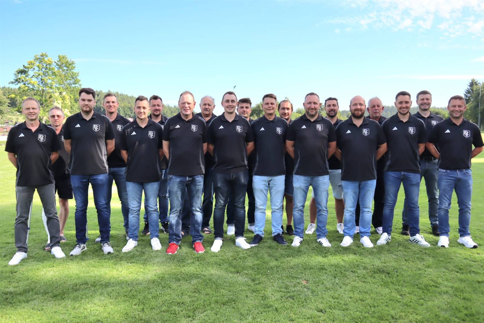 Ausschuss und Helfer des FC Langdorf beim Jubiläum